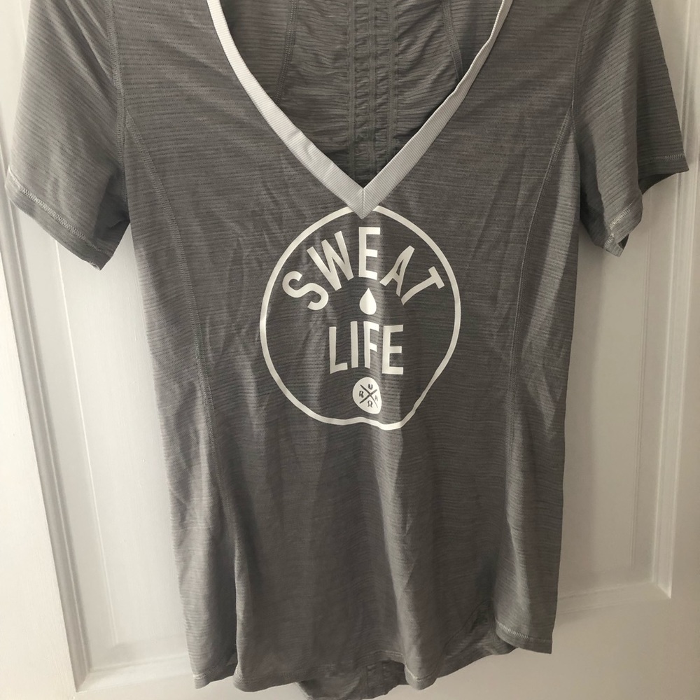 🍋 lululemon v neck tee